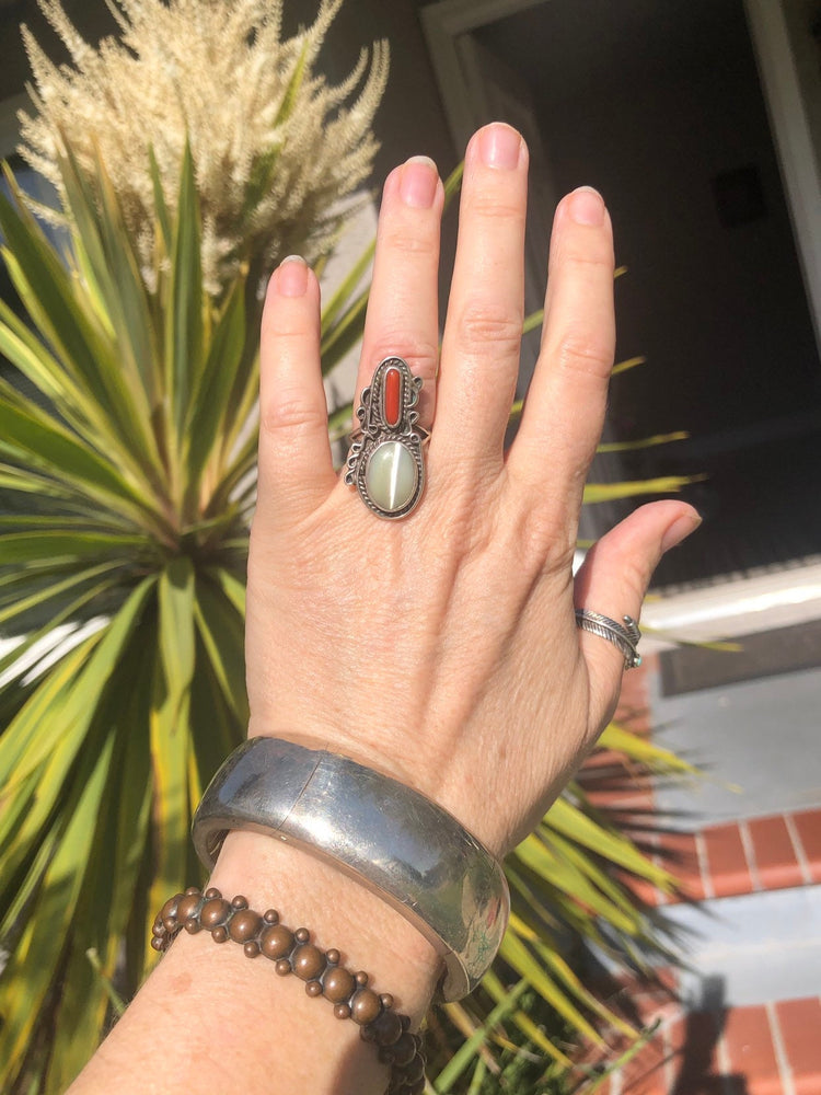 Vintage Native American Indian red coral white catseye Size 5.5 sterling silver southwestern saddle