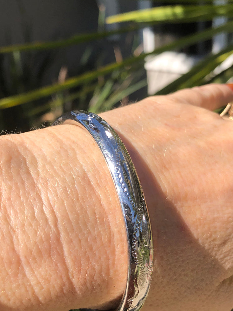 Vintage designer Carl art sterling silver etched bangle bracelet beautiful Puffy style slide pull out closure