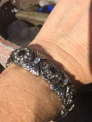 Vintage rhinestone art deco black Silver tone 14 karat white gold shell 14kgs Link bracelet