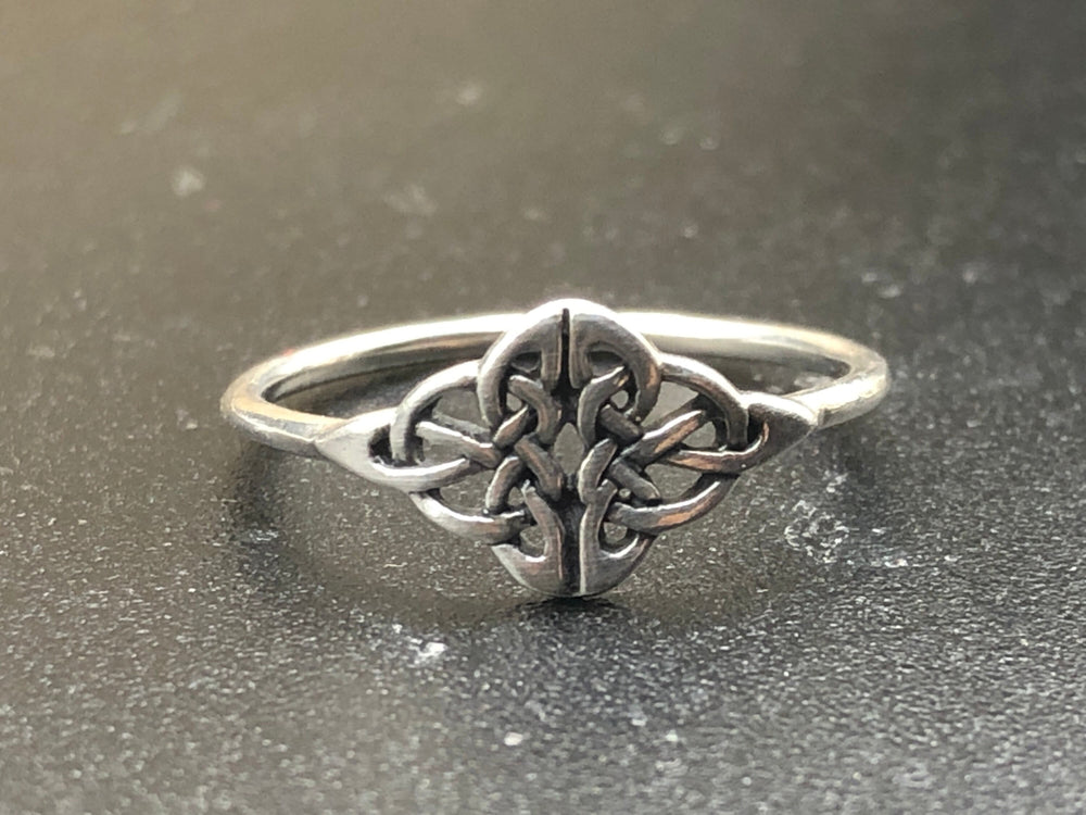 Nice Celtic Trinity knotts sterling silver ring 925 Size 6.25