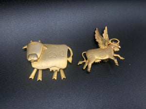 Cows cows cows! Cute cows goldtone Lot of 2 brooches One has articulated moving legs other is angel with wings + halo Designer JJ