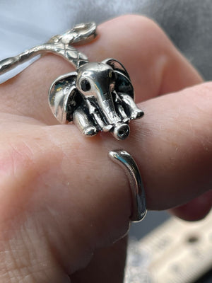 Adorable elephant Silvertone ring wrap 7.5 to 8.5