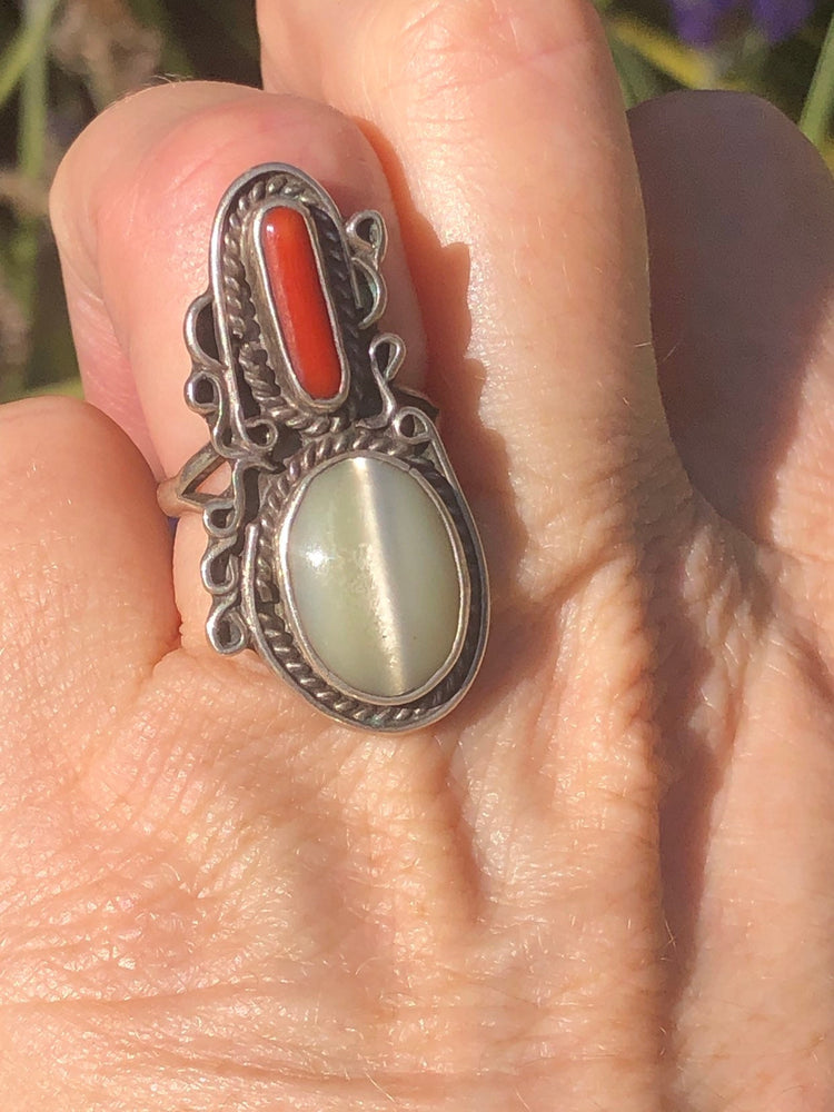 Vintage Native American Indian red coral white catseye Size 5.5 sterling silver southwestern saddle