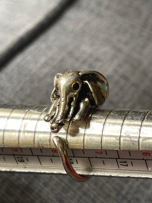 Adorable elephant Silvertone ring wrap 7.5 to 8.5