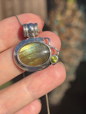 Beautiful Labradorite Gemstone Pendant with Peridot Abstract Modernist Sterling Silver 925 w Chain 20.25 inches