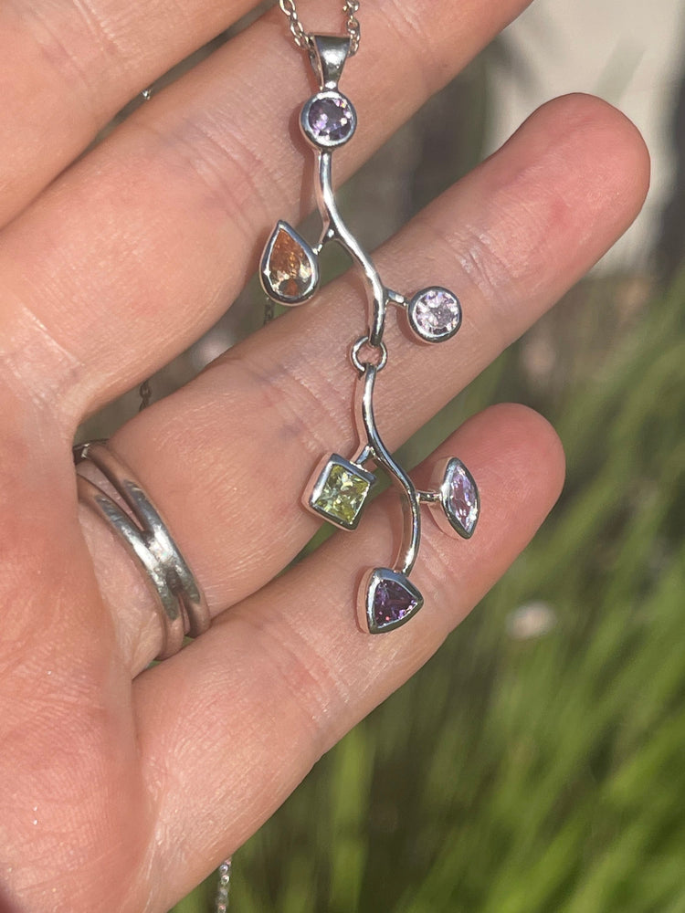 Lovely Sterling Silver 925 CZ Gem articulated Leaf  Pendant SU Necklace