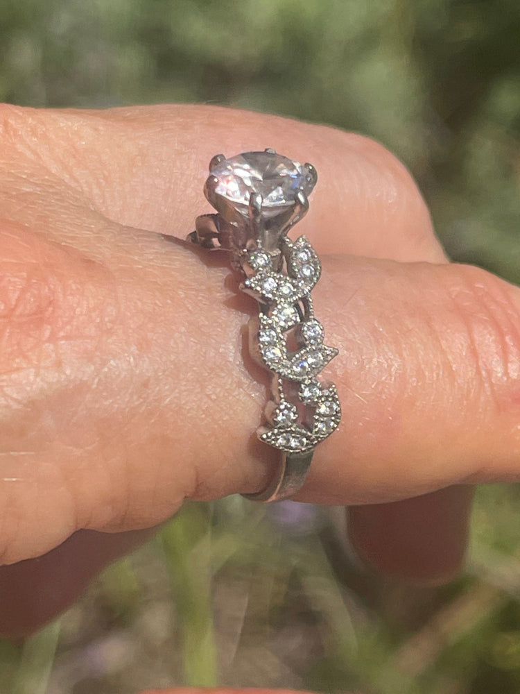 Beautiful Designer Jeulia Wedding/ Engagement Ring CZ Solitaire With Side Stones Stunning Sterling Silver Size 8.75