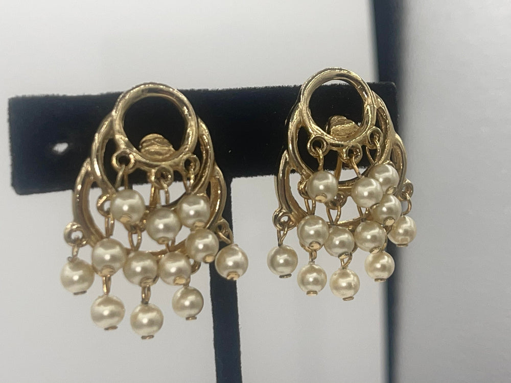 Gorgeous Vintage Costume Earrings Faux Pearls Yellow Gold Tone Screw back. Great for holiday parties.
